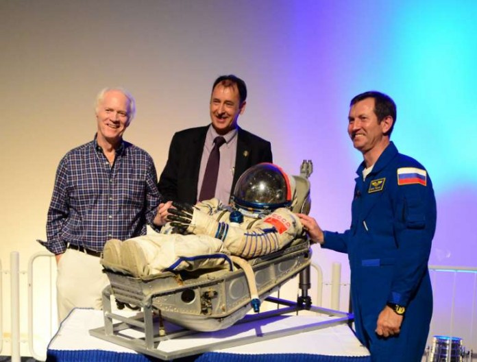 Rusty Schweickart, Gerhard Daum, Sergej Trestschow v.l.