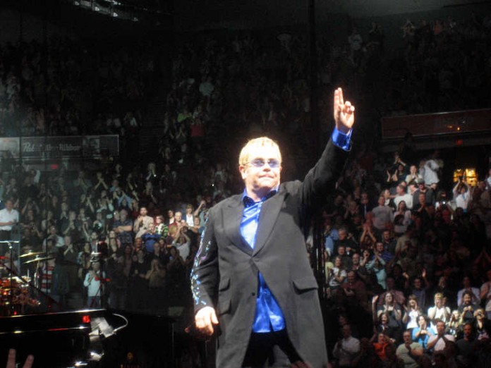 Sir Elton wie ihn seine Fans kennen und lieben - "Ich wäre fast gestorben", so Elton John