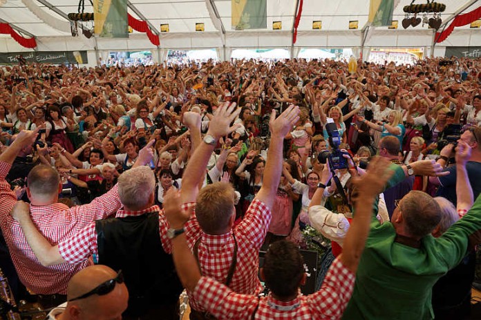 Die Freude war den Menschen anzusehen - 1973 Dirndl wurden für den Weltrekord gewertet.