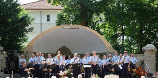 Das Landespolizeiorchester Rheinland-Pfalz unter der Leitung von Christian Küchenmeister im Goethepark (Foto: Holger Knecht)