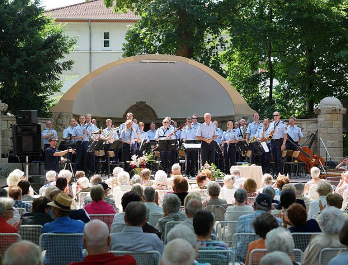 Das Landespolizeiorchester Rheinland-Pfalz unter der Leitung von Christian Küchenmeister im Goethepark (Foto: Holger Knecht)