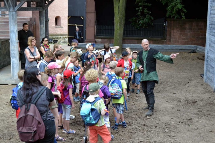 Strahlende Kinderaugen und staunende Gesichter - Sommerferienspiele des Nibelungenmuseums begeistern Kids mit Backstage-Führung und Kloster-Besuch