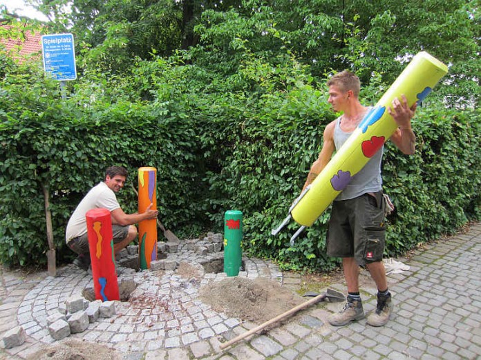 Die bunten Pfähle wurden befestigt.