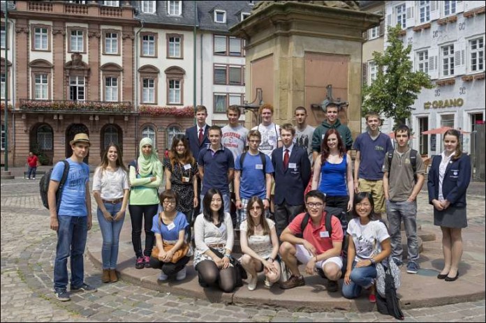 Beim vierwöchigen Praktikum sammeln 21 Jugendliche aus den Partnerstädten Heidelbergs sowie aus den USA, Australien und Polen erste naturwissenschaftliche Erfahrungen an renommierten Heidelberger Einrichtungen.