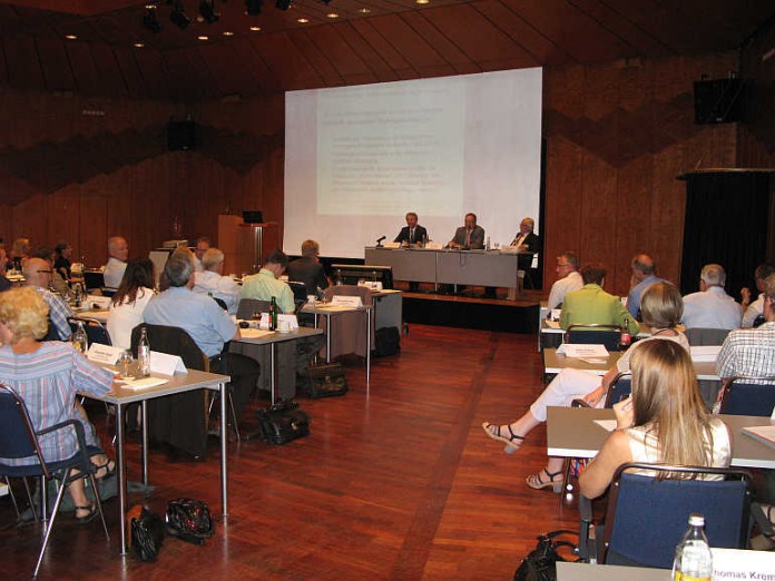 Über 90 Vertreter von maßgeblichen Institutionen im Gesundheits-, Sozial- und Bildungswesen, der Arbeitswelt sowie der Städte und Gemeinden trafen sich beim zweiten Plenum der Gesundheitskonferenz.