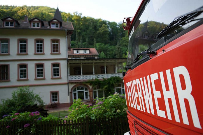 Feuerwehrfahrzeug vor der Königsmühle.