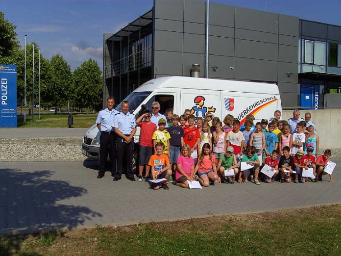 Die Klassensieger zusammen mit Polizeibeamten.
