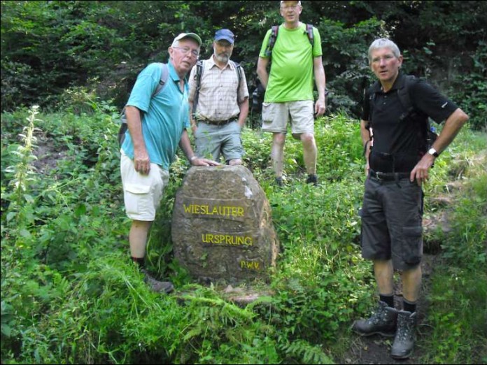 Wanderer des PWV Esthal im Tal der Wieslauter.