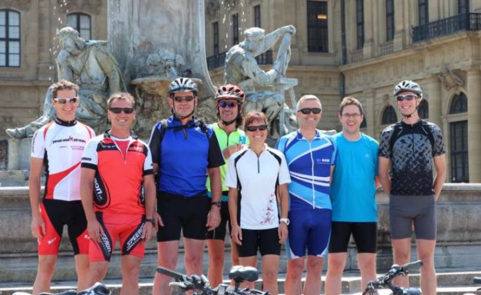 Die 8 Radler(in) vor dem Start in Würzburg.