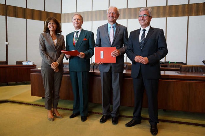 Wolfgang Fromm (2.v.l.) und Jürgen Schmitt (2.v.r.) mit Oberbürgermeisterin Eva Lohse und Minister Roger Lewentz