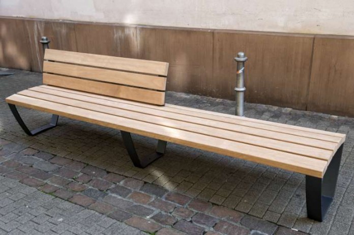 Die Sitzbank „Cado“ gibt es in einer Kurz- und Langform, mit oder ohne Arm- und Rückenlehnen.