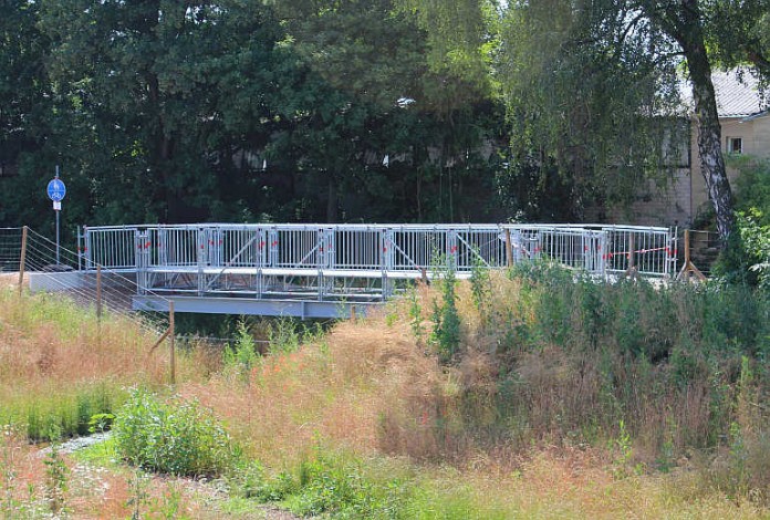 Das Technische Hilfswerk hat neben dem Gartenschaugelände eine temporäre Brücke über den Birnbach errichtet.