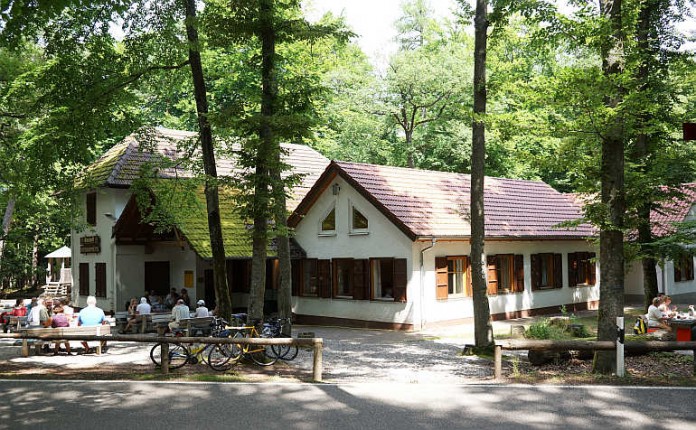 Die Totenkopfhütte liegt an der gleichnamigen Totenkopfstraße (L 514).