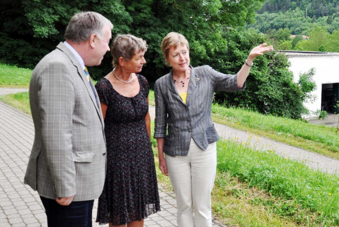Dr. Dorothee Schlegel (re.) besichtigte mit Marianne Holzwarth, stellvertretende Leiterin den Geschäftsbereichs Wohnen, und Vorstandsvorsitzendem Dr. Hanns-Lothar Förschler den Standort der künftigen „Diakonieklinik"