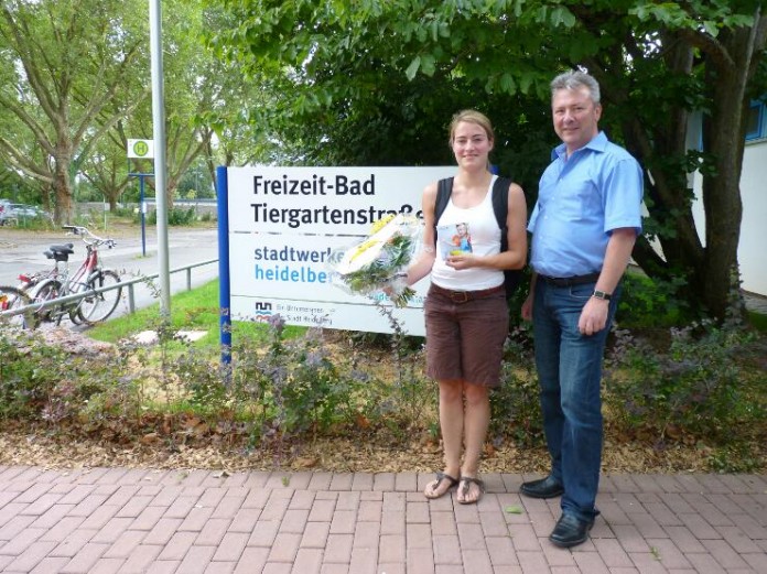 Geschäftsführer Peter Erb und Triathletin Anne Lucia Unger