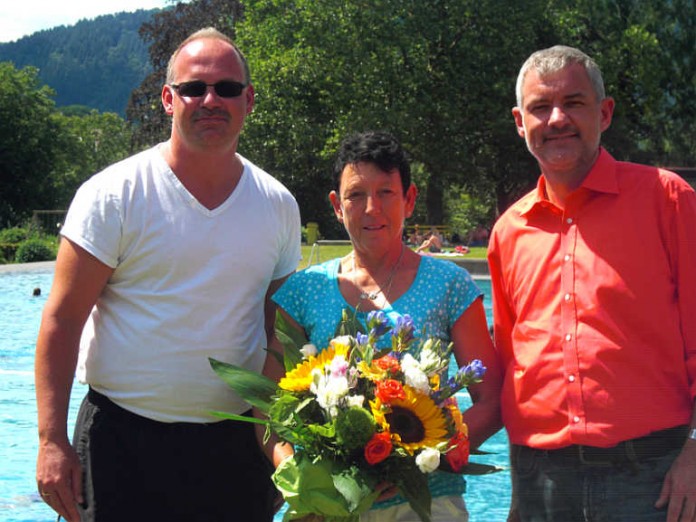 Neckargemünds Bürgermeister Horst Althoff begrüsste die 100.000. Besucherin im Terrassen-Freischwimmbad Neckargemünd.