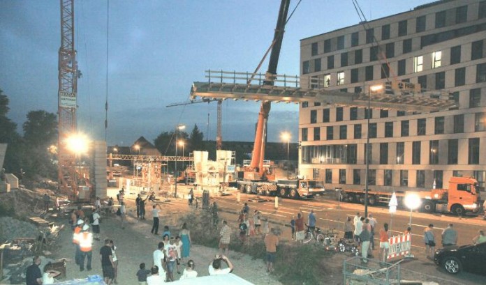In einer Nachtaktion wurde am 2. August der Überbau der neuen Fußgänger- und Radfahrerbrücke über die Speyerer Straße in Höhe der Bahnstadt-Promenade eingehoben.