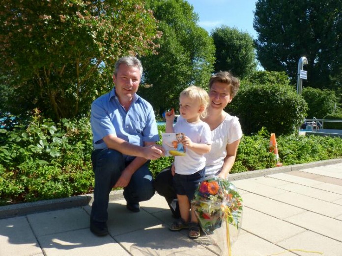 Peter Erb, Geschäftsführer der Stadtwerke Heidelberg Bäder, mit Anja Colsman-Freyberger und ihr Sohn Oscar.