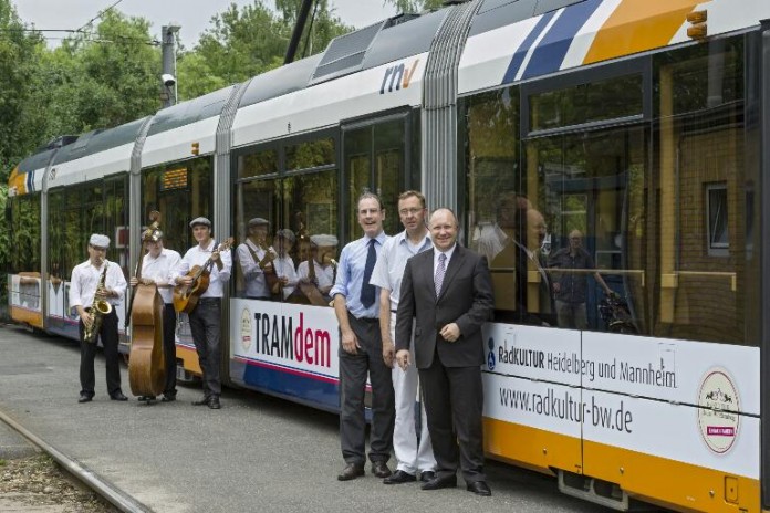 Diese Straßenbahn der Linie 5 wirbt auf ihrem Rundkurs durch die Metropolregion für RadKULTUR.