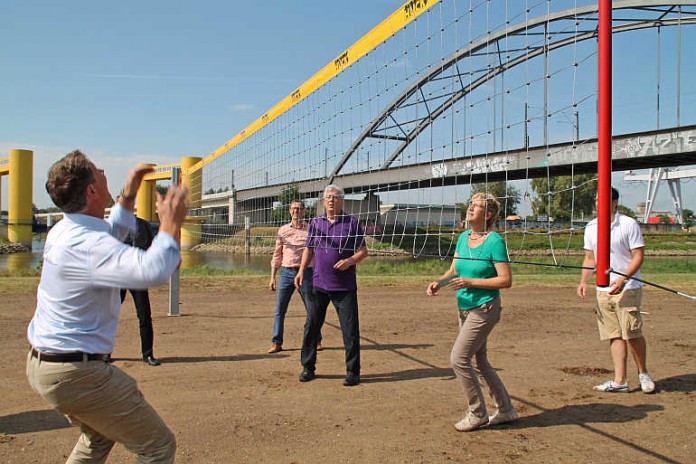 Umweltbürgermeisterin Felicitas Kubala beim spontanen Volleyballmatch
