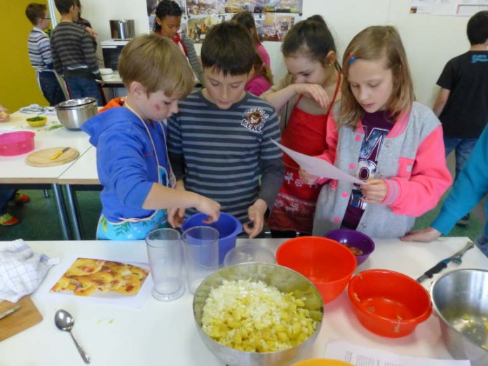 Grundschüler der Fischerrückschule beim Ausprobieren der Rezepte