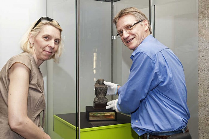 Sammlungsleiterin Dr. Gabriele Pieke und Leitender Restaurator Bernd Hoffmann-Schimpf platzieren den Neuzugang der altägyptischen Sammlung.