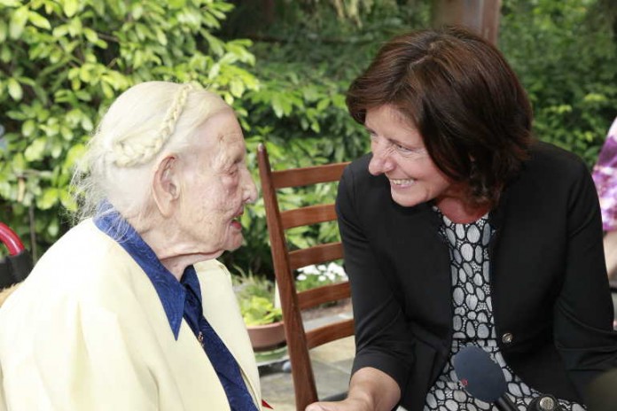 Diese Frau hat Geschichte gesehen und erlebt. Die Ministerpräsidentin gratuliert und überbringt die guten Wünsche