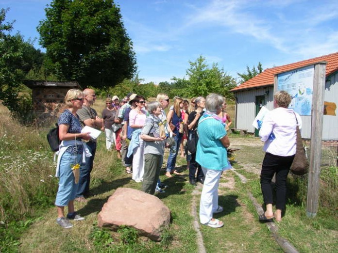 Die Teilnehmerinnen und Teilnehmer lauschen gespannt den Ausführungen von Doris Preuninger (r.)