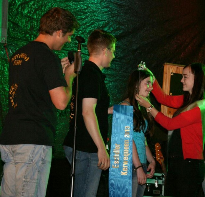 Die amtierende Kerwe-Queen Julia von der Weiden übergibt die Krone an Isabell Koppenhagen.