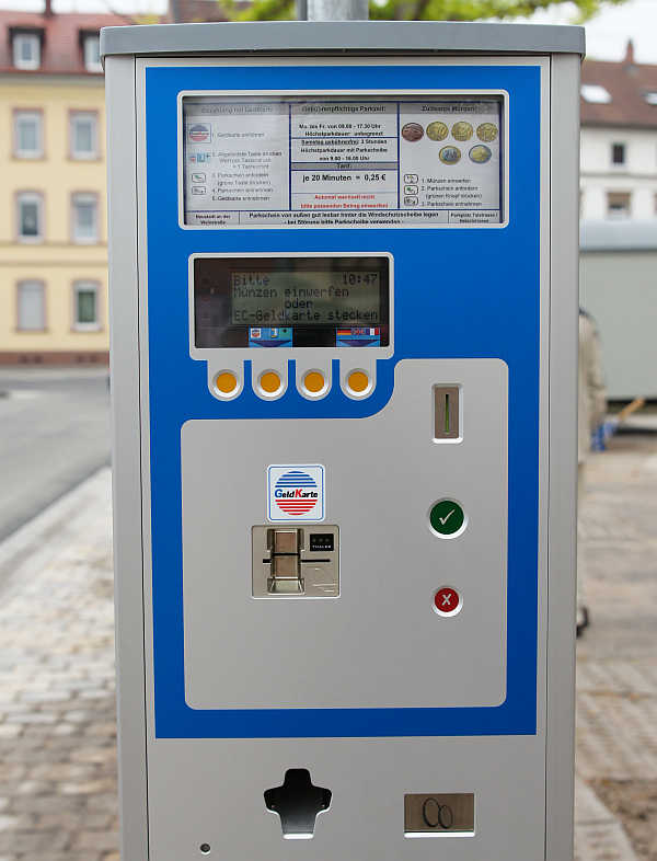 Parkengebühren können übers Handy und herkömmlich mit Münzen bzw. Geldkarte gezahlt werden.