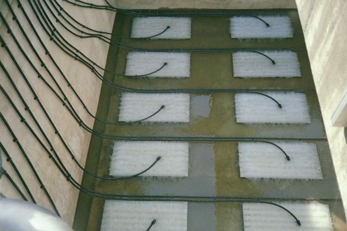 Die Belüfterplatten sorgen für gute Durchlüftung der drei Klärbecken.