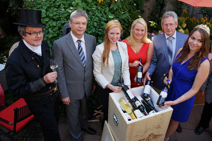 v.l.: Bernd Wehrum, Präsident Prof. Dr. Hans-Jürgen Seimetz, die Königinnen Julia Bertram, Andrea Römmich und Ramona Diegel sowie Thomas Schätzel (2.v.r.).