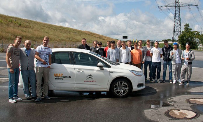 Die KSC-Talente der U19 und U23 mit Betreuern und ADAC Instruktoren auf der Trainingsanlage des ADAC Nordbaden in Heidelberg.