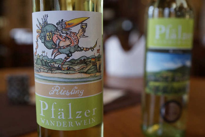 Links der Wanderwein mit dem neuen Etikett, gestaltet von Künstler Armin Hott.
