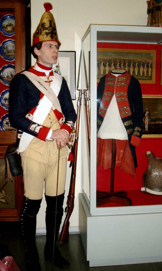 Klaus Schäfer bei einer Führung im Darmstädter Schloss in der Uniform eines landgräflichen Grenadiers.