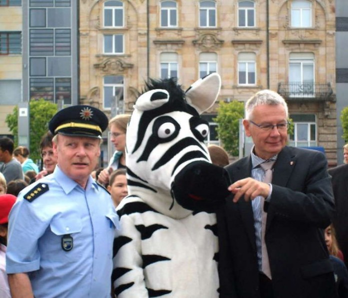 Oberbürgermeister Dr. Klaus Weichel (rechts im Bild) begrüßt die Kinder zur Verkehrssicherheitsveranstaltung auf dem Stiftsplatz