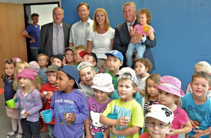 OB Kissel inmitten der Kinder