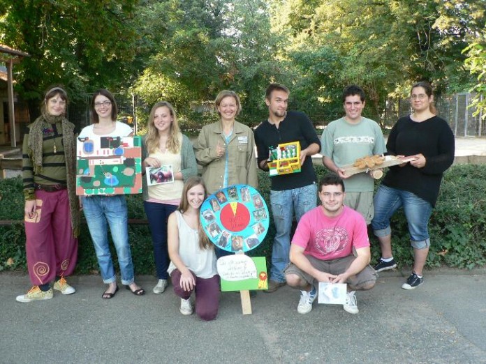 Die Studenten zeigen stolz ihre Entwürfe für idealtypische Gehege und didaktische Tierbeschilderung. Fotomitte Kuratorin Sandra Reichler.