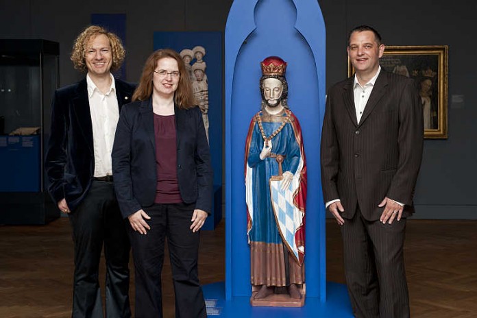 3-D-Druck der Holzskulptur Ludwig des Kelheimers aus dem Landshuter Kloster Seligenthal. (v.l.n.r.) Dr. Alexander Schubert, Projektleiter, Melanie Herget M.A., Ausstellungskuratorin und Frank Forell, Geschäftsführer der Lieblang Service GmbH.