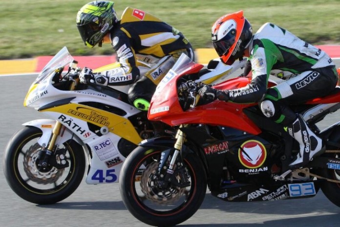 Das Duell der Badener - Jan Bühn (Kronau/Yamaha/Start-Nummer 45/links) überholt seinen Freund Marvin Fritz (Neckarzimmern/Honda/Start-Nr. 93/rechts).