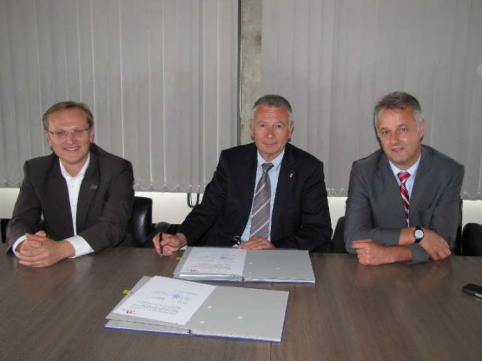 (v.l.n.r.): SWK-Vorstand Roland Warner, Oberbürgermeister Dr. Klaus Weichel und SWK-Vorstand Markus Vollmer bei der Vertragsunterzeichnung im Rathaus