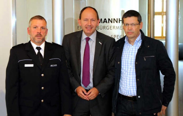 GdP-Chef Mohr, Erster Bürgerneister Specht und SVW-Präsidiumsmitglied Geschwill beim Gespräch im Rathaus