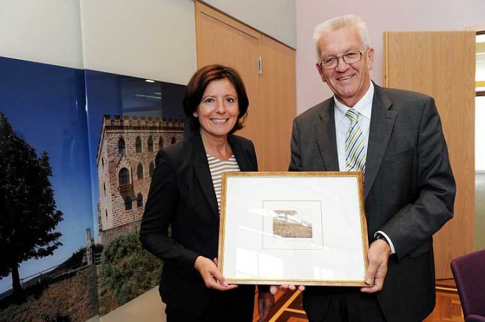 ild von der Unterzeichnung durch die beiden Ministerpräsidenten.