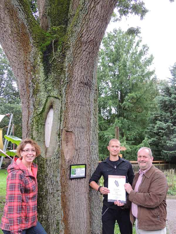 Elke Rieder (Zooverwaltung), Paumpate Oliver Weis und Zoodirektor Dr. Jens-Ove Heckel (v.l.n.r.) bei der Übergabe der Patenschaftsurkunde im Zoo Landau