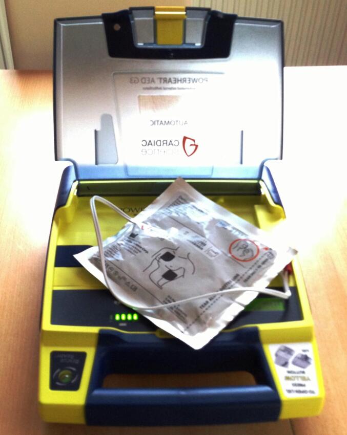 Ein Defibrillator hilft Menschenleben retten.
