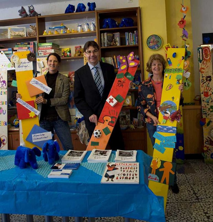 v.l.n.r.: Jutta Karner (2. Vorsitzende des DKSB Landau-SÜW e.V.), Bürgermeister Thomas Hirsch und Christine Heeger-Roos, Leiterin der Jugend- und Familienberatungsstelle im Kinderhaus ‘Blauer Elefant‘.