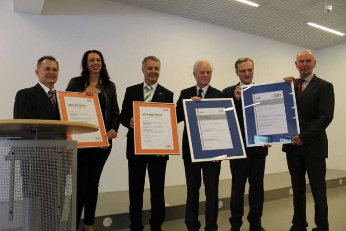 Übergabe der Urkunden