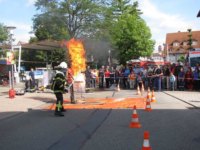 Brennendes Fett darf nicht mit Wasser gelöscht werden. Im Bild: eine Fettexplosion