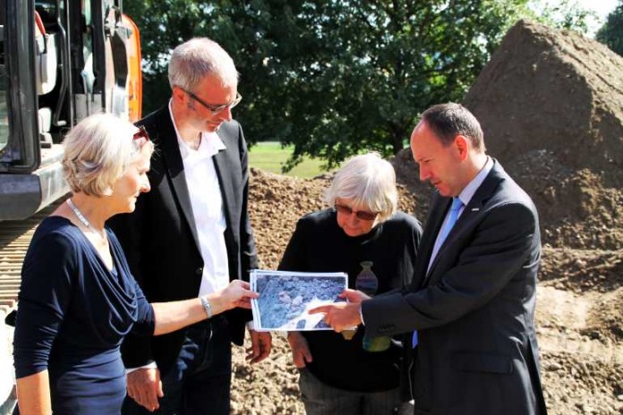 Erster Bürgermeister Specht (r.) berichtet Bürgermeisterin Dr. Freundlieb (l.), Architekt Leber und Stadträtin Bade von der Kampfmittelbeseitigung