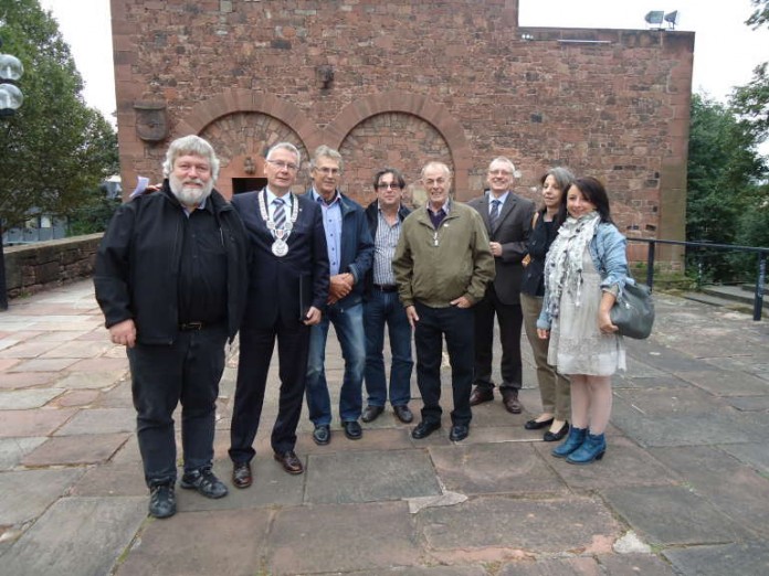 Die dänischen Delegationsteilnehmer mit Oberbürgermeister Dr. Klaus Weichel und dem Kaiserslauterner Europabeauftragten Gerhard Degen nach dem Besuch der Einbürgerungsfeier.